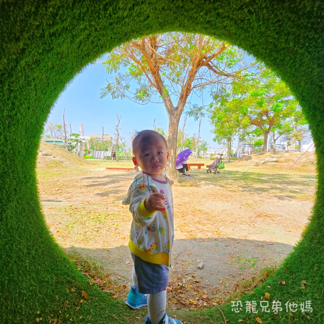 高雄•前鎮｜時代公園，車車、沙坑、高滑梯玩起來，夏天可玩水，從早玩到晚都沒問題，有廁所！