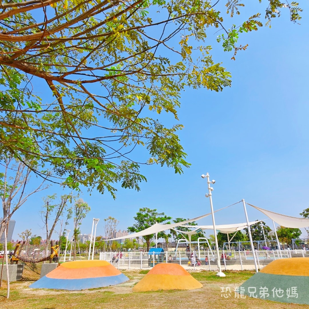 高雄•前鎮｜時代公園，車車、沙坑、高滑梯玩起來，夏天可玩水，從早玩到晚都沒問題，有廁所！