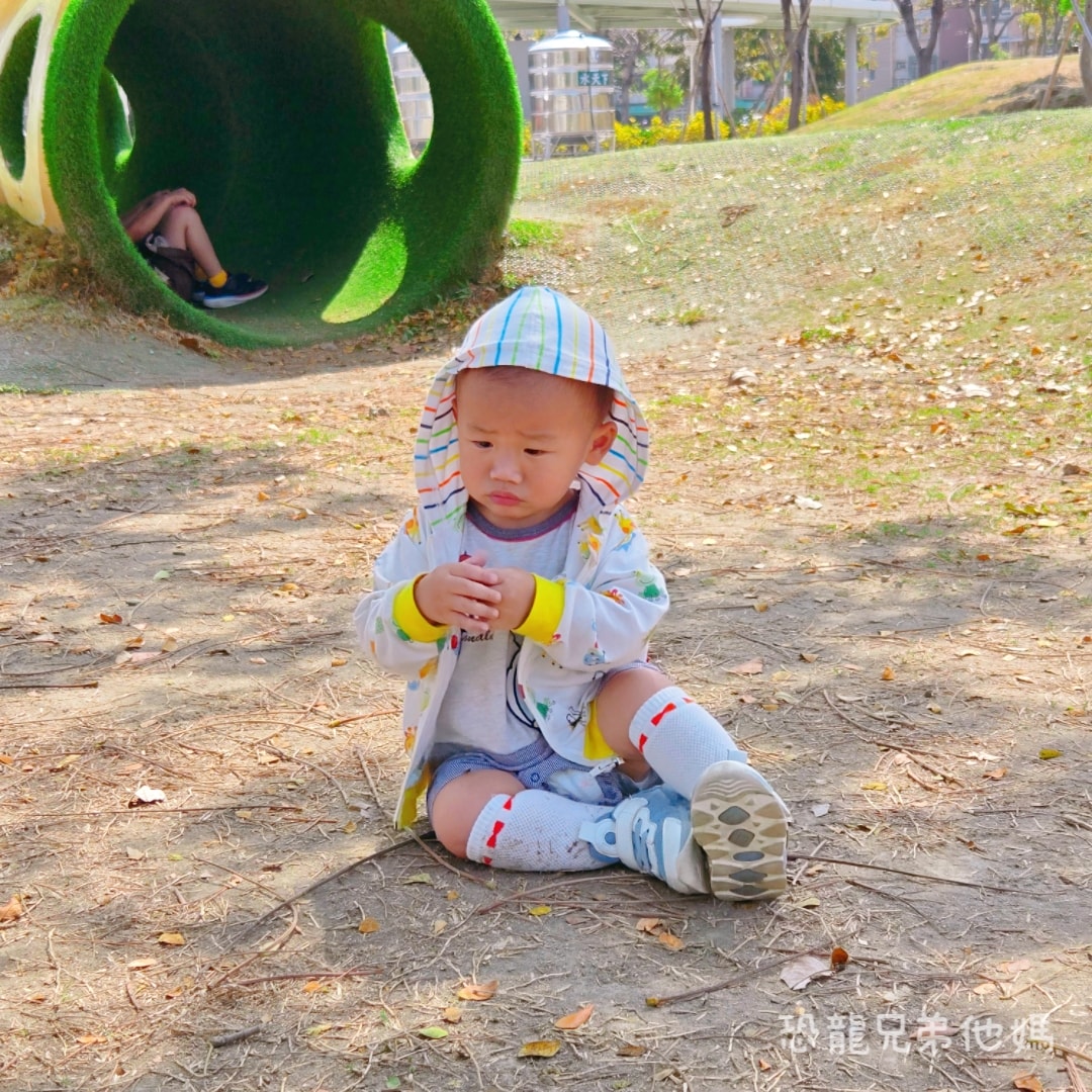 高雄•前鎮｜時代公園，車車、沙坑、高滑梯玩起來，夏天可玩水，從早玩到晚都沒問題，有廁所！