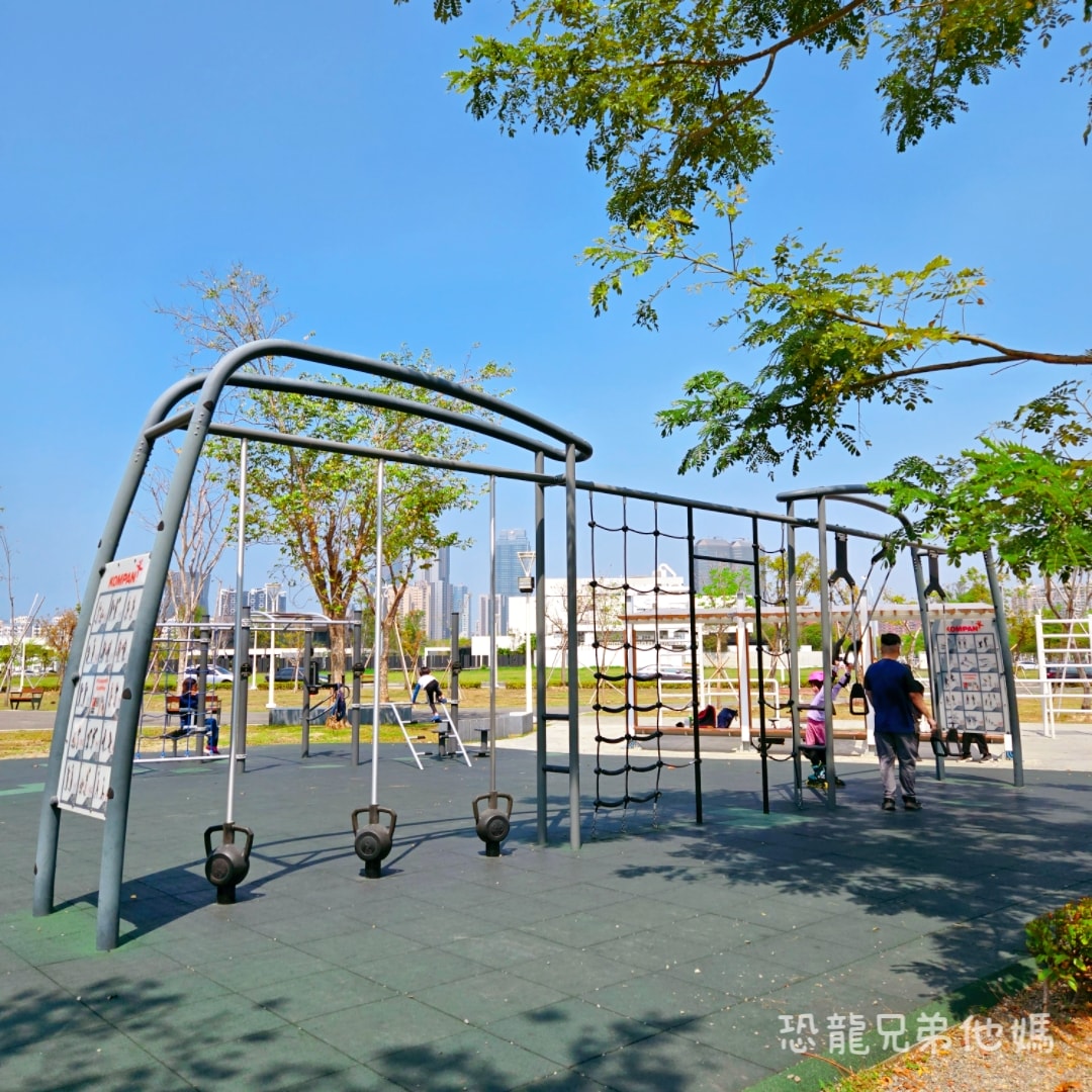 高雄•前鎮｜時代公園，車車、沙坑、高滑梯玩起來，夏天可玩水，從早玩到晚都沒問題，有廁所！
