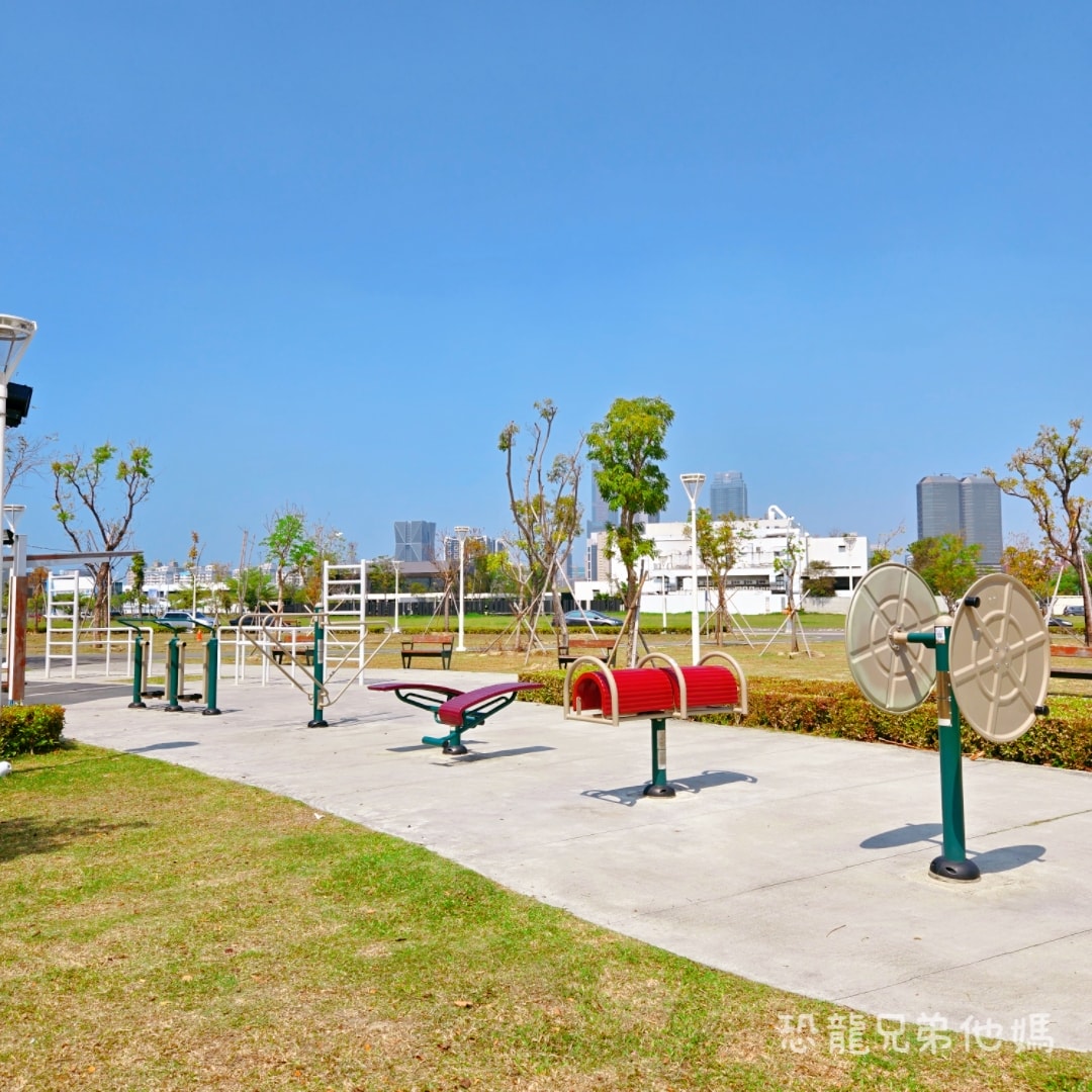高雄•前鎮｜時代公園，車車、沙坑、高滑梯玩起來，夏天可玩水，從早玩到晚都沒問題，有廁所！