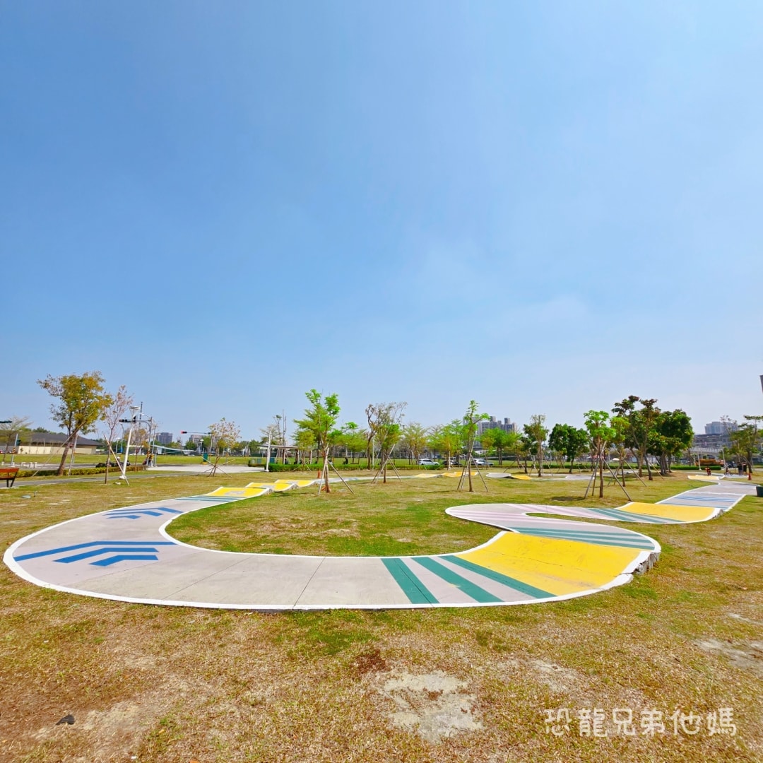 高雄•前鎮｜時代公園，車車、沙坑、高滑梯玩起來，夏天可玩水，從早玩到晚都沒問題，有廁所！