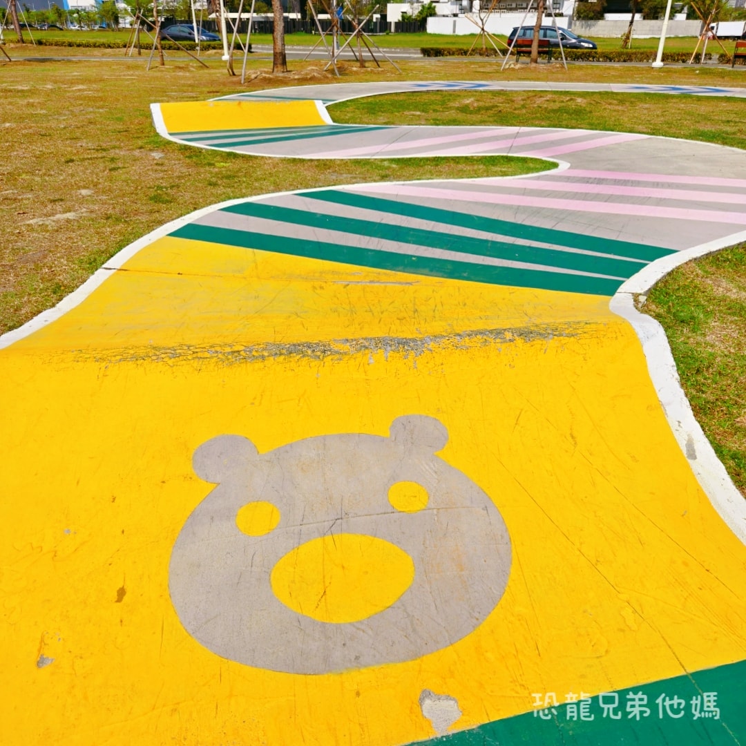 高雄•前鎮｜時代公園，車車、沙坑、高滑梯玩起來，夏天可玩水，從早玩到晚都沒問題，有廁所！