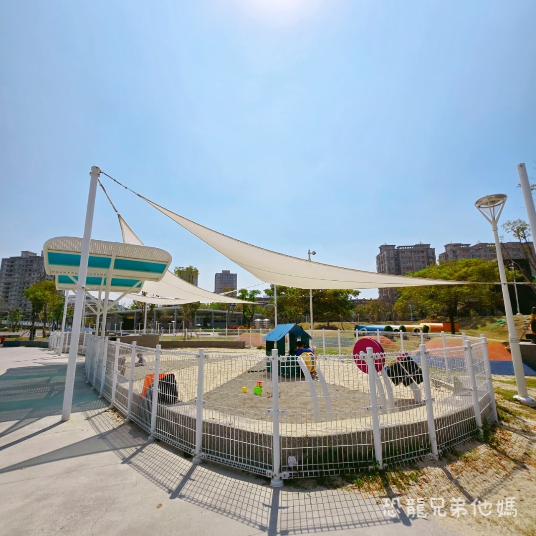 高雄•前鎮｜時代公園，車車、沙坑、高滑梯玩起來，夏天可玩水，從早玩到晚都沒問題，有廁所！