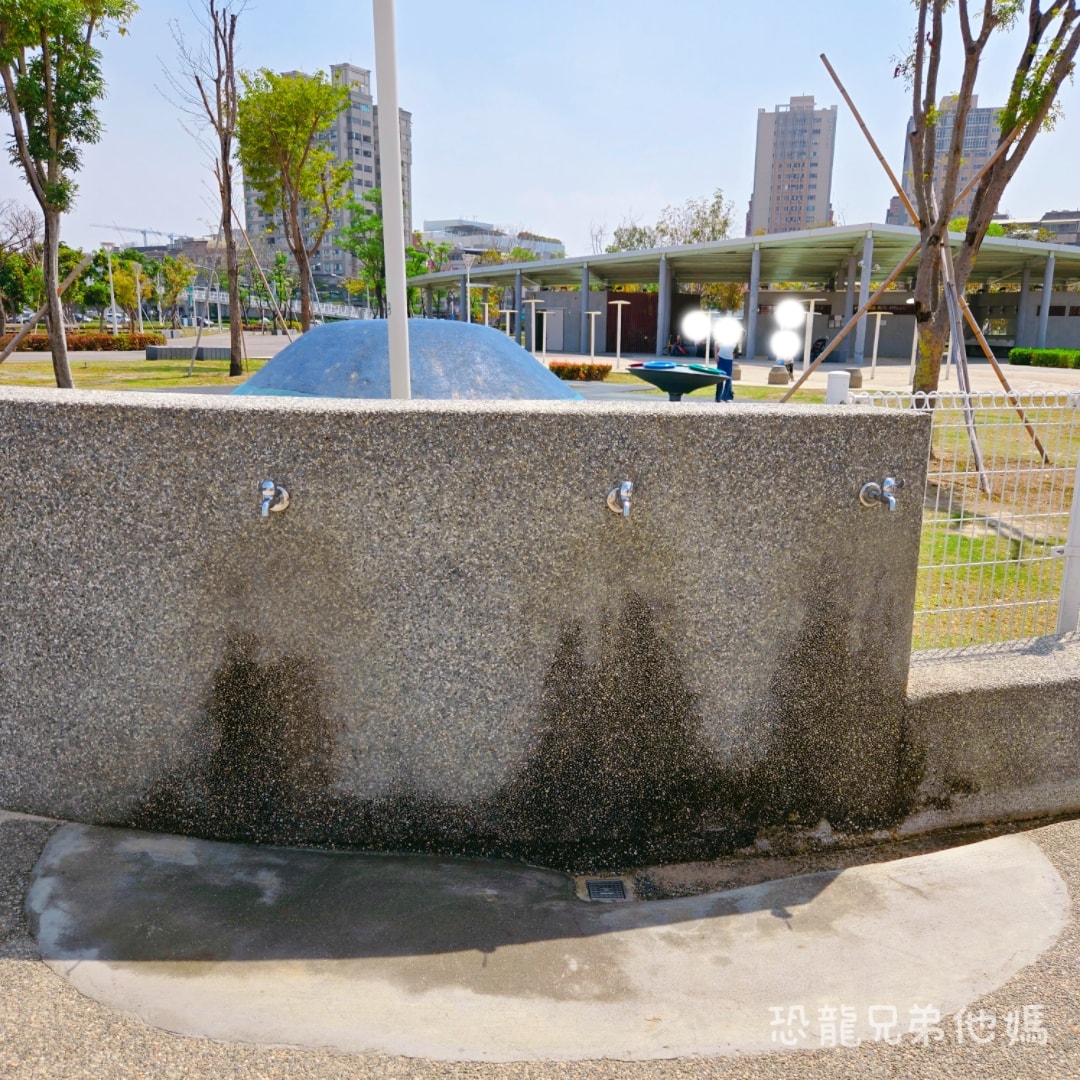 高雄•前鎮｜時代公園，車車、沙坑、高滑梯玩起來，夏天可玩水，從早玩到晚都沒問題，有廁所！