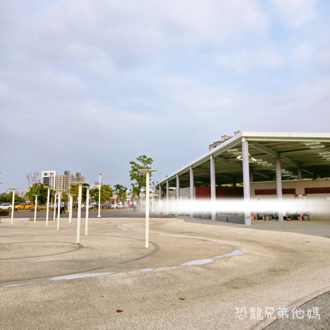 高雄•前鎮｜時代公園，車車、沙坑、高滑梯玩起來，夏天可玩水，從早玩到晚都沒問題，有廁所！