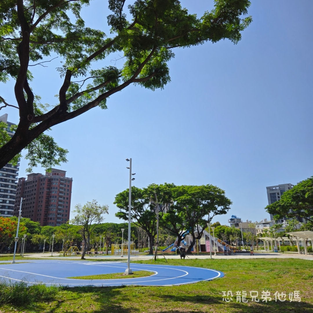 高雄‧楠梓│超好玩的鹽田主題、滑步車道、可以玩水的「藍田公園」