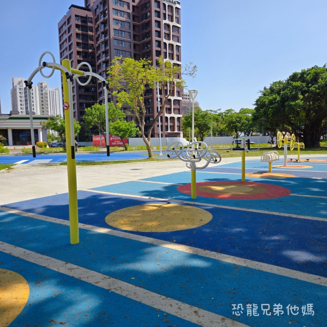 高雄‧楠梓│超好玩的鹽田主題、滑步車道、可以玩水的「藍田公園」
