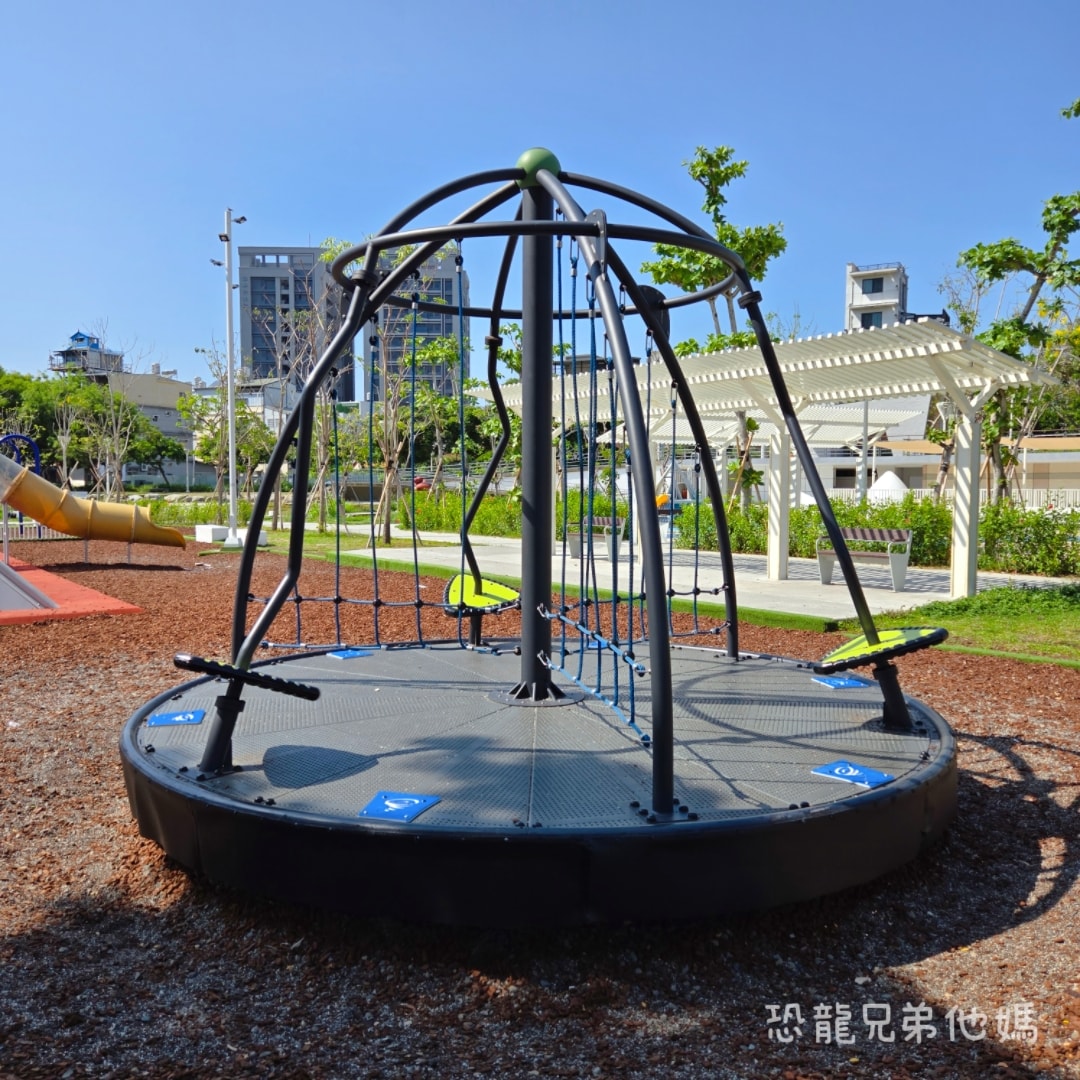 高雄‧楠梓│超好玩的鹽田主題、滑步車道、可以玩水的「藍田公園」