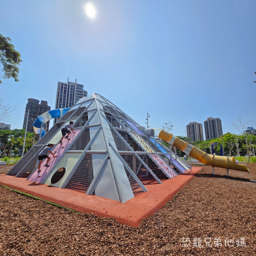 高雄‧楠梓│超好玩的鹽田主題、滑步車道、可以玩水的「藍田公園」