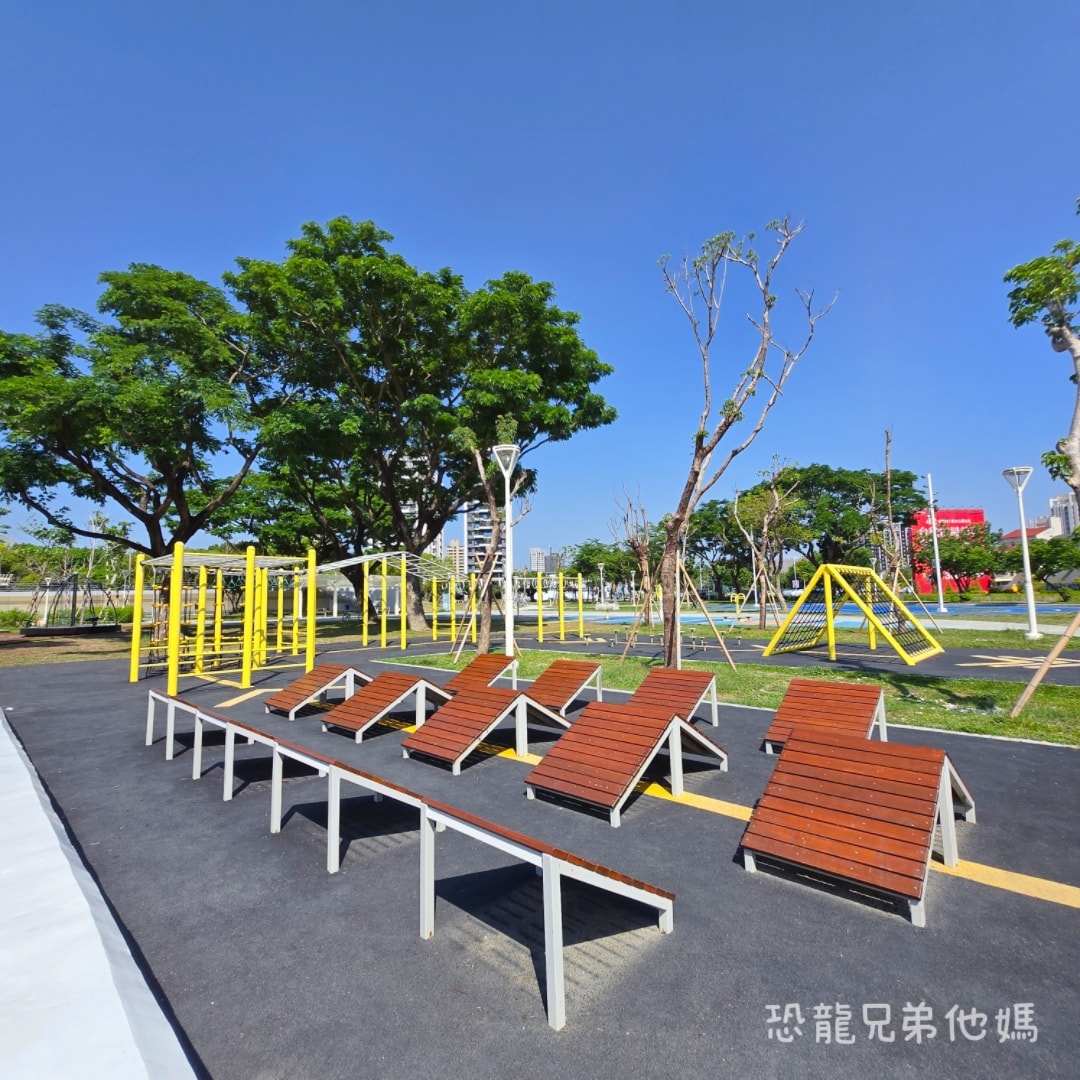 高雄‧楠梓│超好玩的鹽田主題、滑步車道、可以玩水的「藍田公園」