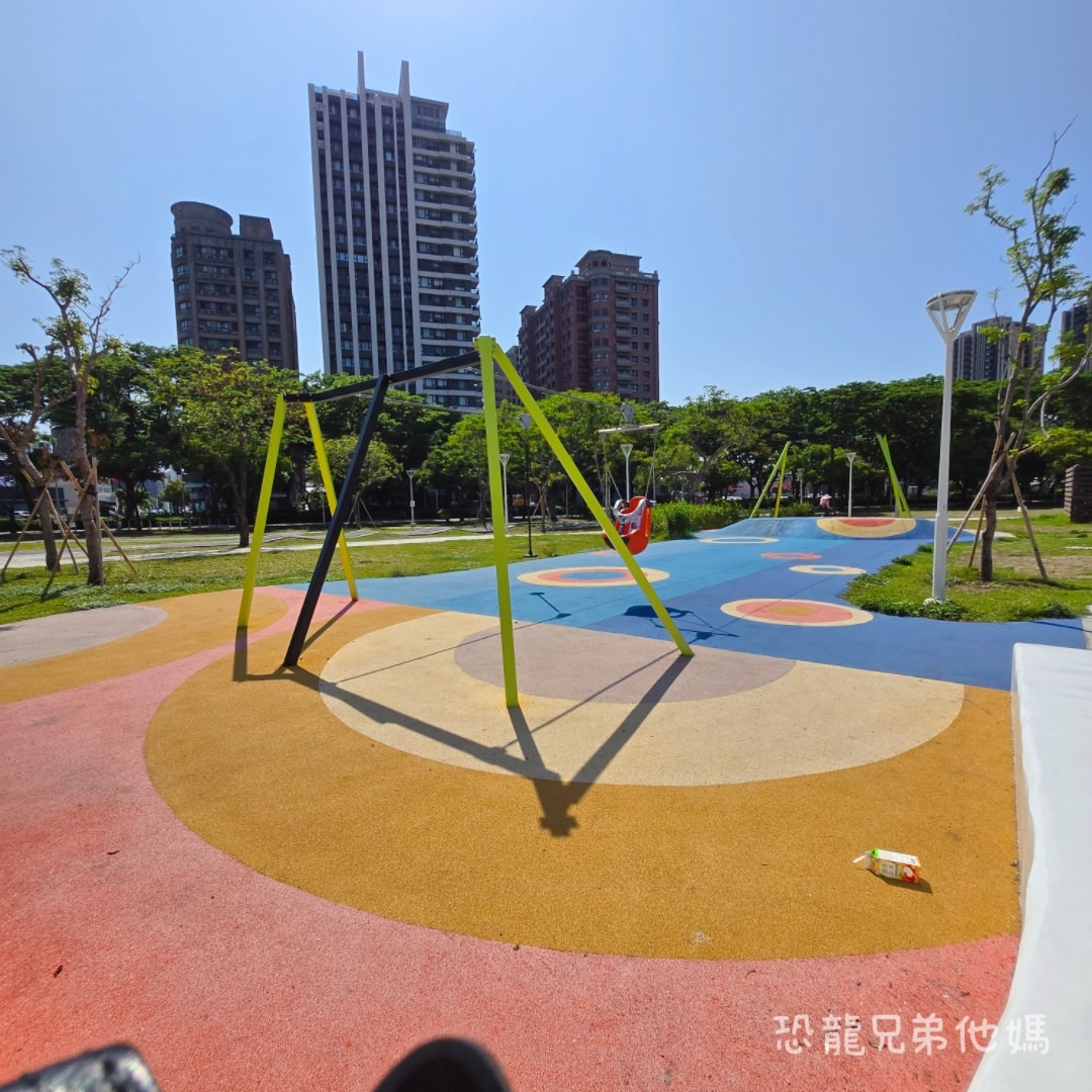 高雄‧楠梓│超好玩的鹽田主題、滑步車道、可以玩水的「藍田公園」