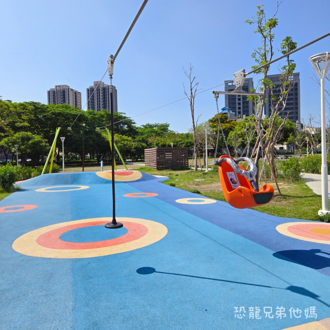 高雄‧楠梓│超好玩的鹽田主題、滑步車道、可以玩水的「藍田公園」