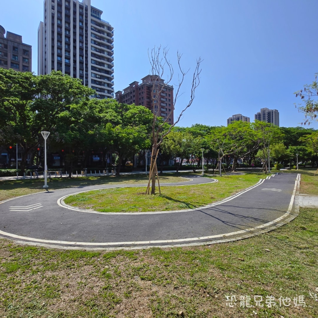 高雄‧楠梓│超好玩的鹽田主題、滑步車道、可以玩水的「藍田公園」