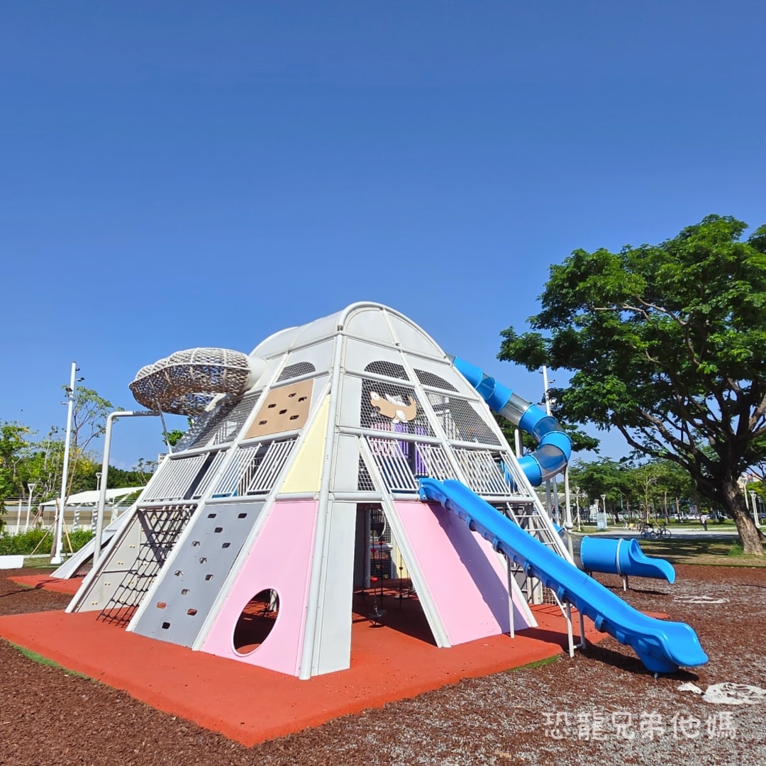 高雄‧楠梓│超好玩的鹽田主題、滑步車道、可以玩水的「藍田公園」