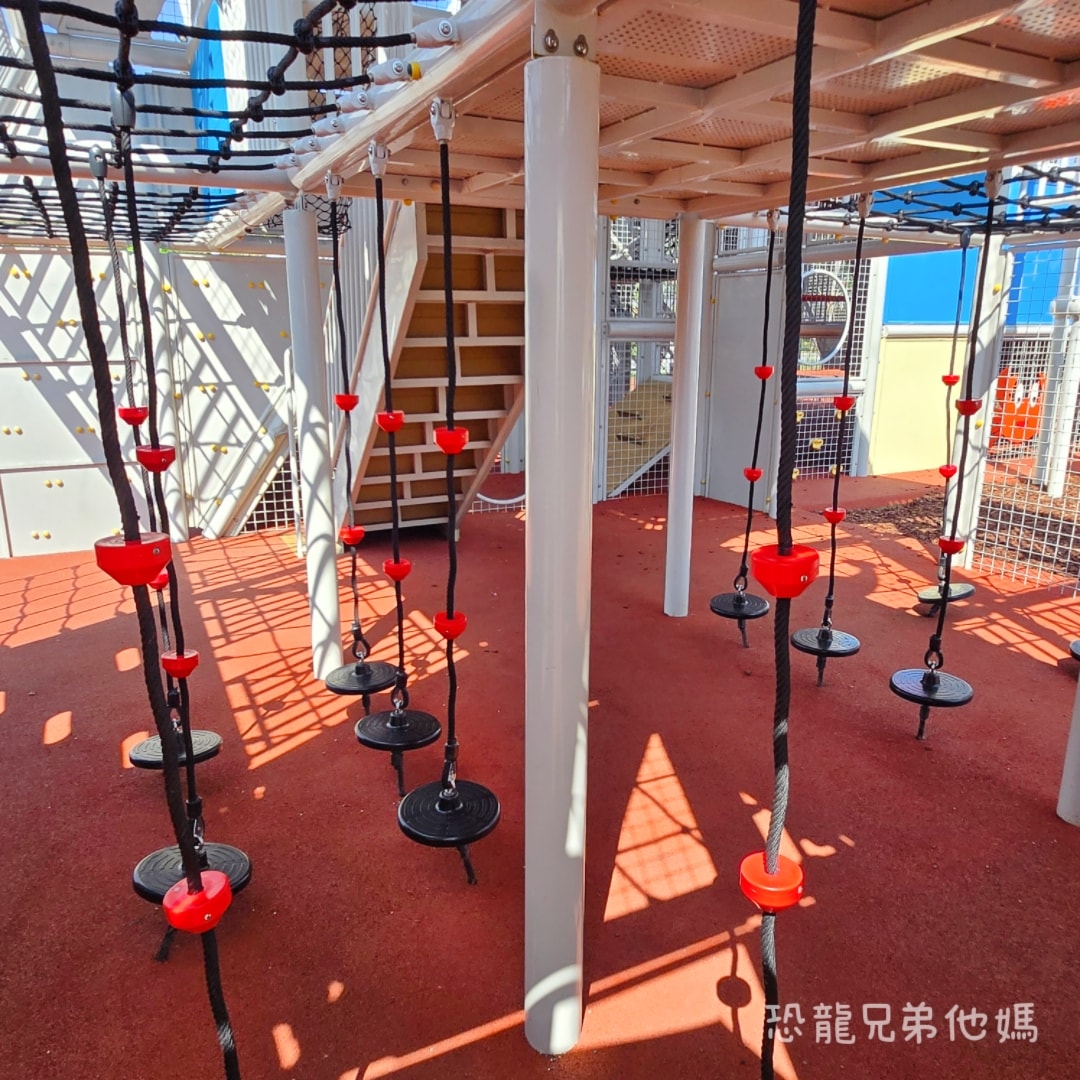 高雄‧楠梓│超好玩的鹽田主題、滑步車道、可以玩水的「藍田公園」