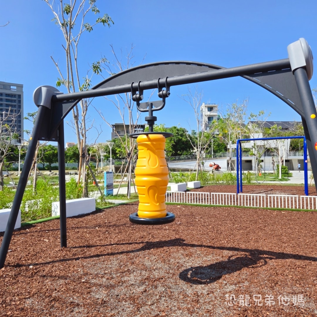 高雄‧楠梓│超好玩的鹽田主題、滑步車道、可以玩水的「藍田公園」