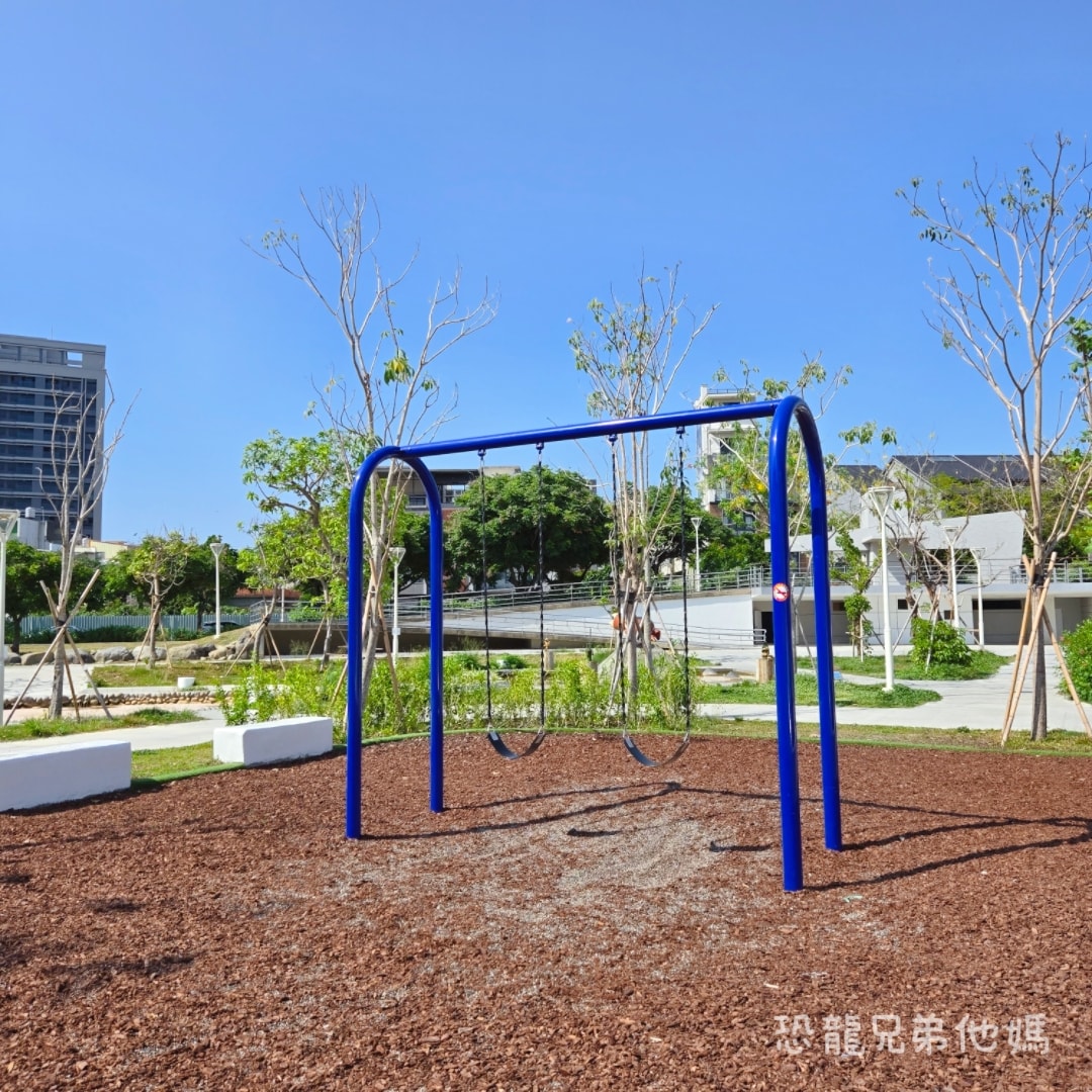 高雄‧楠梓│超好玩的鹽田主題、滑步車道、可以玩水的「藍田公園」