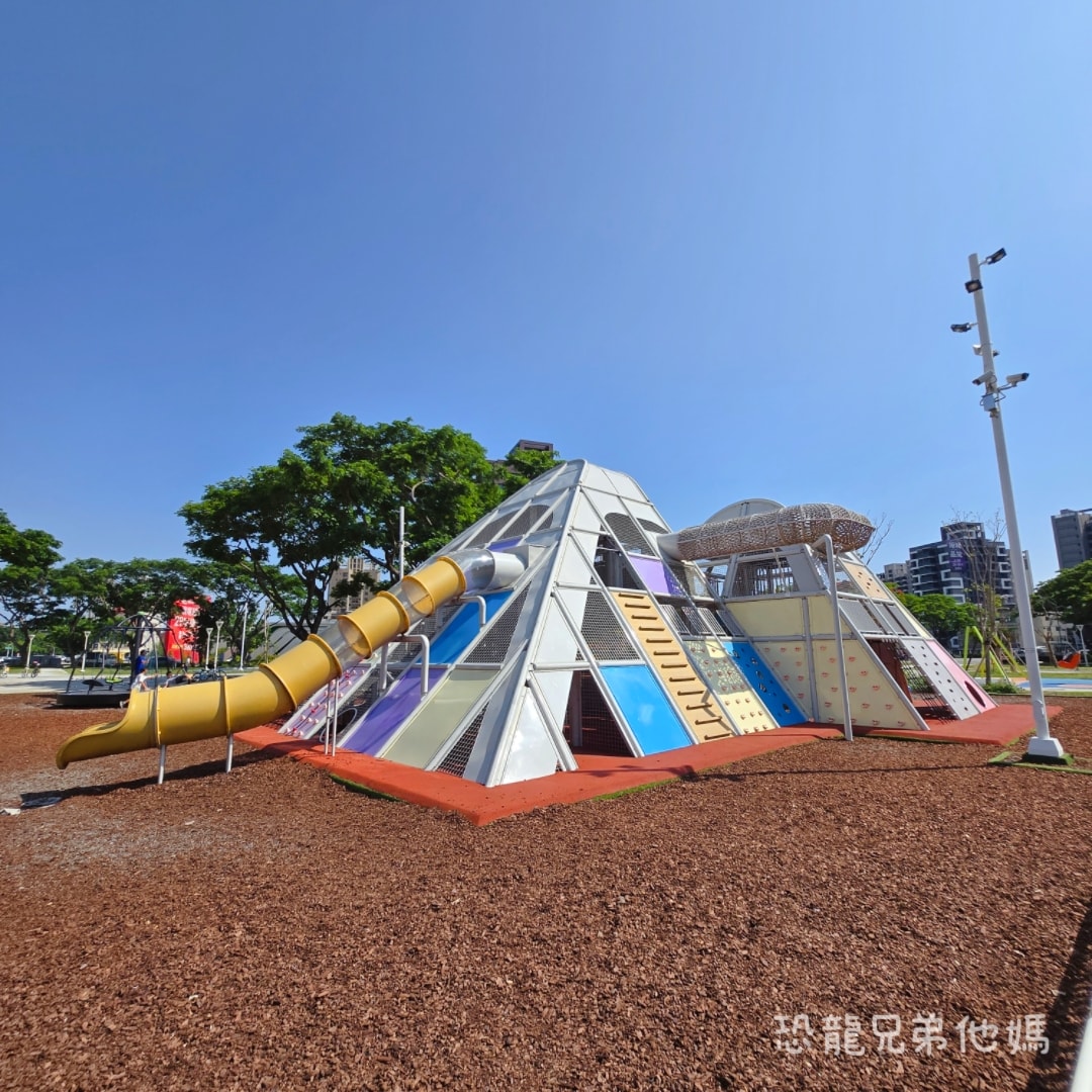 高雄‧楠梓│超好玩的鹽田主題、滑步車道、可以玩水的「藍田公園」