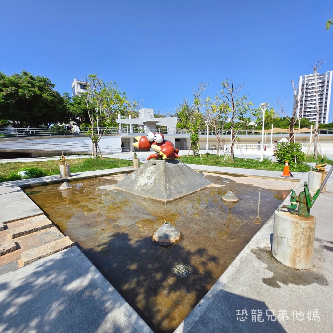 高雄‧楠梓│超好玩的鹽田主題、滑步車道、可以玩水的「藍田公園」