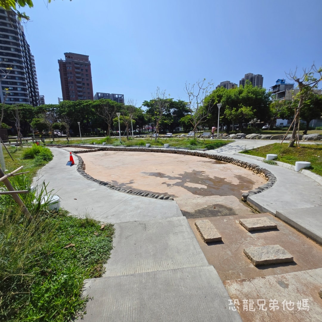 高雄‧楠梓│超好玩的鹽田主題、滑步車道、可以玩水的「藍田公園」