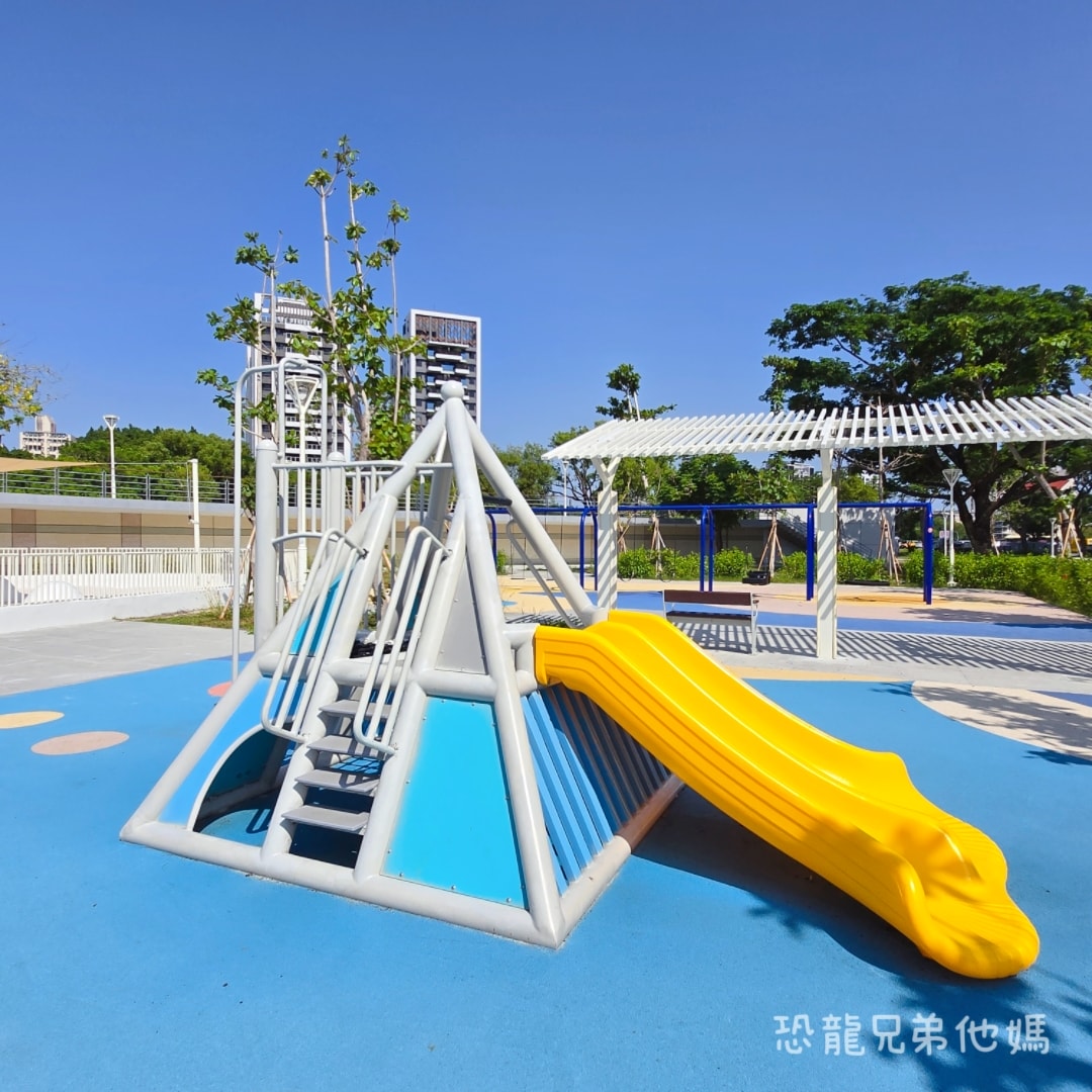 高雄‧楠梓│超好玩的鹽田主題、滑步車道、可以玩水的「藍田公園」