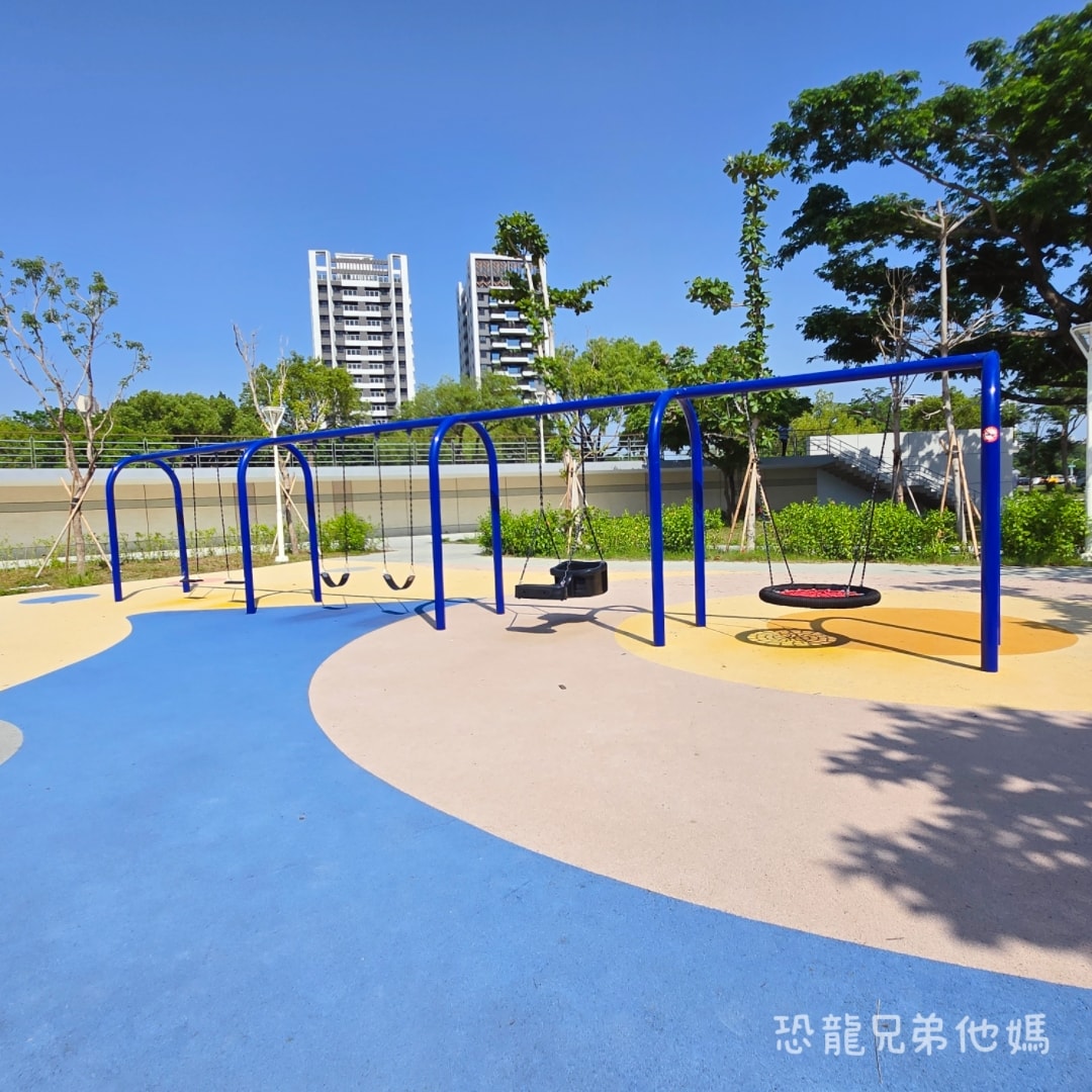 高雄‧楠梓│超好玩的鹽田主題、滑步車道、可以玩水的「藍田公園」