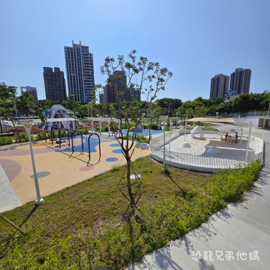 高雄‧楠梓│超好玩的鹽田主題、滑步車道、可以玩水的「藍田公園」