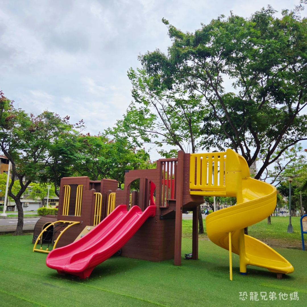 【高雄・鳳山】鳳山綠園道火車公園(鳳山公兒19公園)|小童大童都能好好玩的公園，近正義車站
