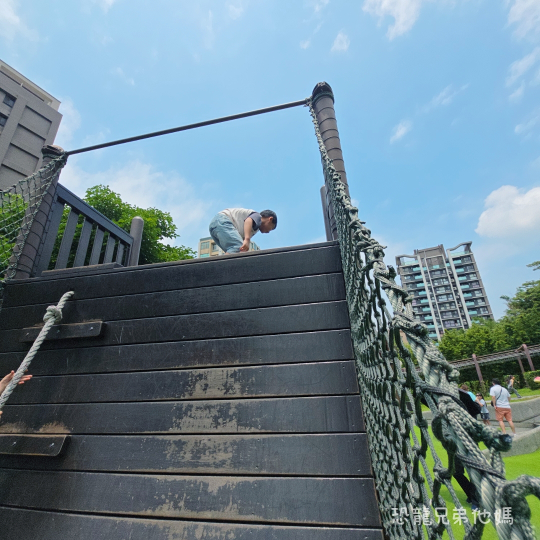 桃園親子景點｜大有梯田生態公園：全台首座梯田遊戲場！挑戰極限體能王攀爬網、松鼠滑索，玩到不想回家的旗艦級生態公園
