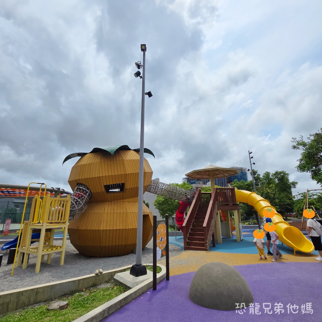 新竹親子景點｜新埔柿子公園：全台首座柿餅主題遊戲場！6米高大柿子溜滑梯、極速滑索、曬柿盤遮陽沙坑超放電