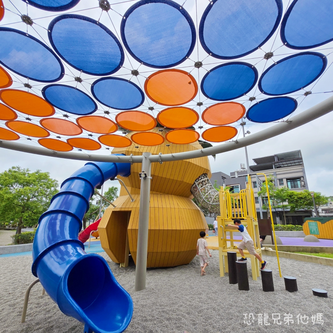 新竹親子景點｜新埔柿子公園：全台首座柿餅主題遊戲場！6米高大柿子溜滑梯、極速滑索、曬柿盤遮陽沙坑超放電