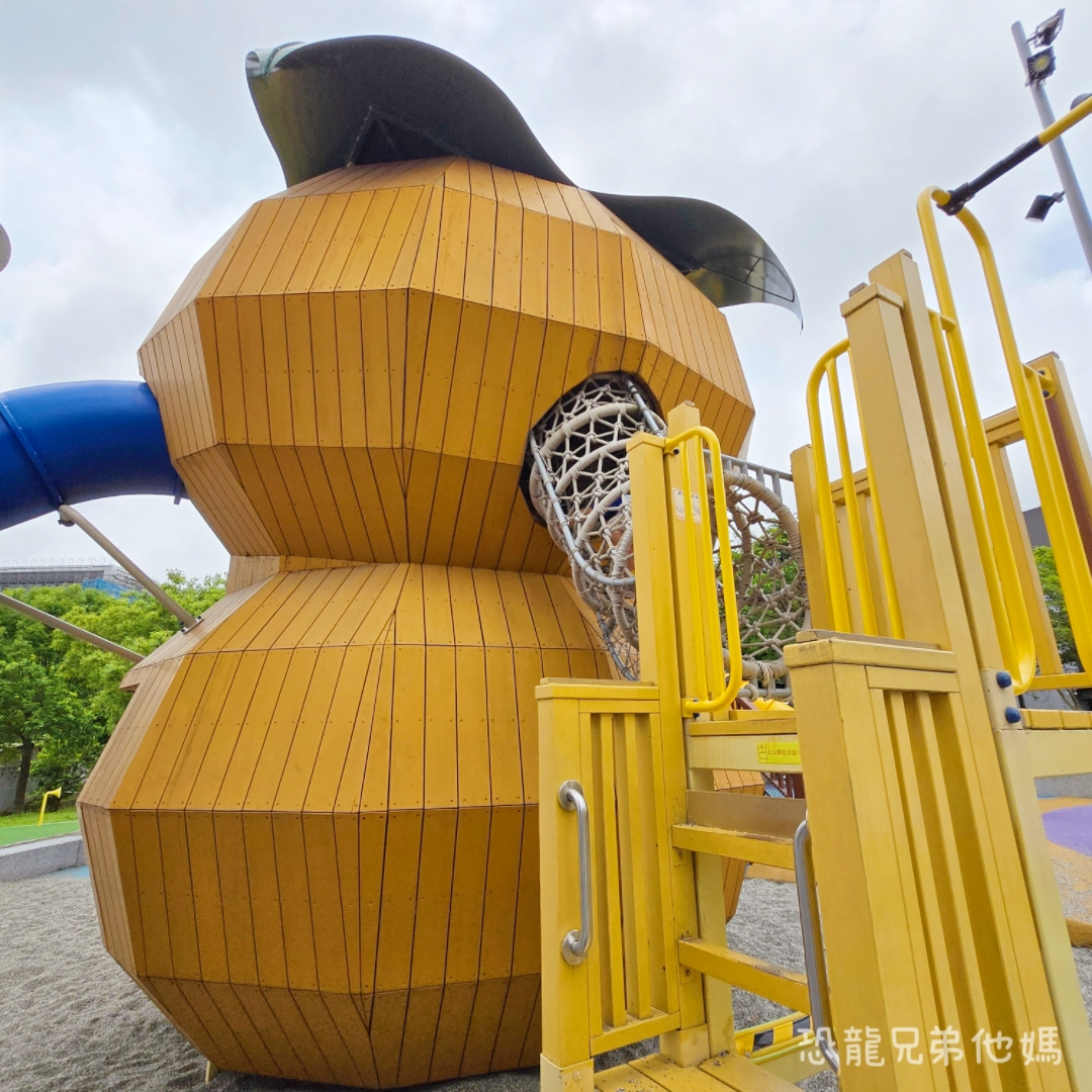 新竹親子景點｜新埔柿子公園：全台首座柿餅主題遊戲場！6米高大柿子溜滑梯、極速滑索、曬柿盤遮陽沙坑超放電