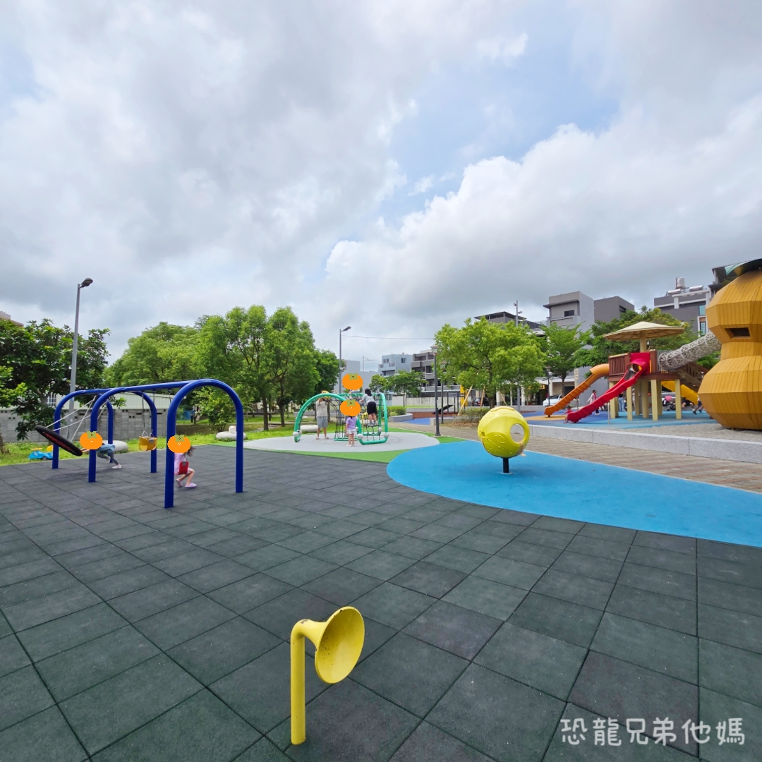 新竹親子景點｜新埔柿子公園：全台首座柿餅主題遊戲場！6米高大柿子溜滑梯、極速滑索、曬柿盤遮陽沙坑超放電