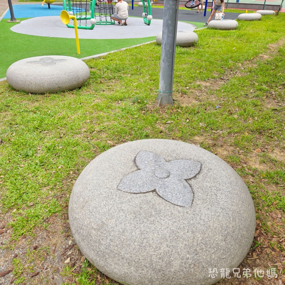 新竹親子景點｜新埔柿子公園：全台首座柿餅主題遊戲場！6米高大柿子溜滑梯、極速滑索、曬柿盤遮陽沙坑超放電