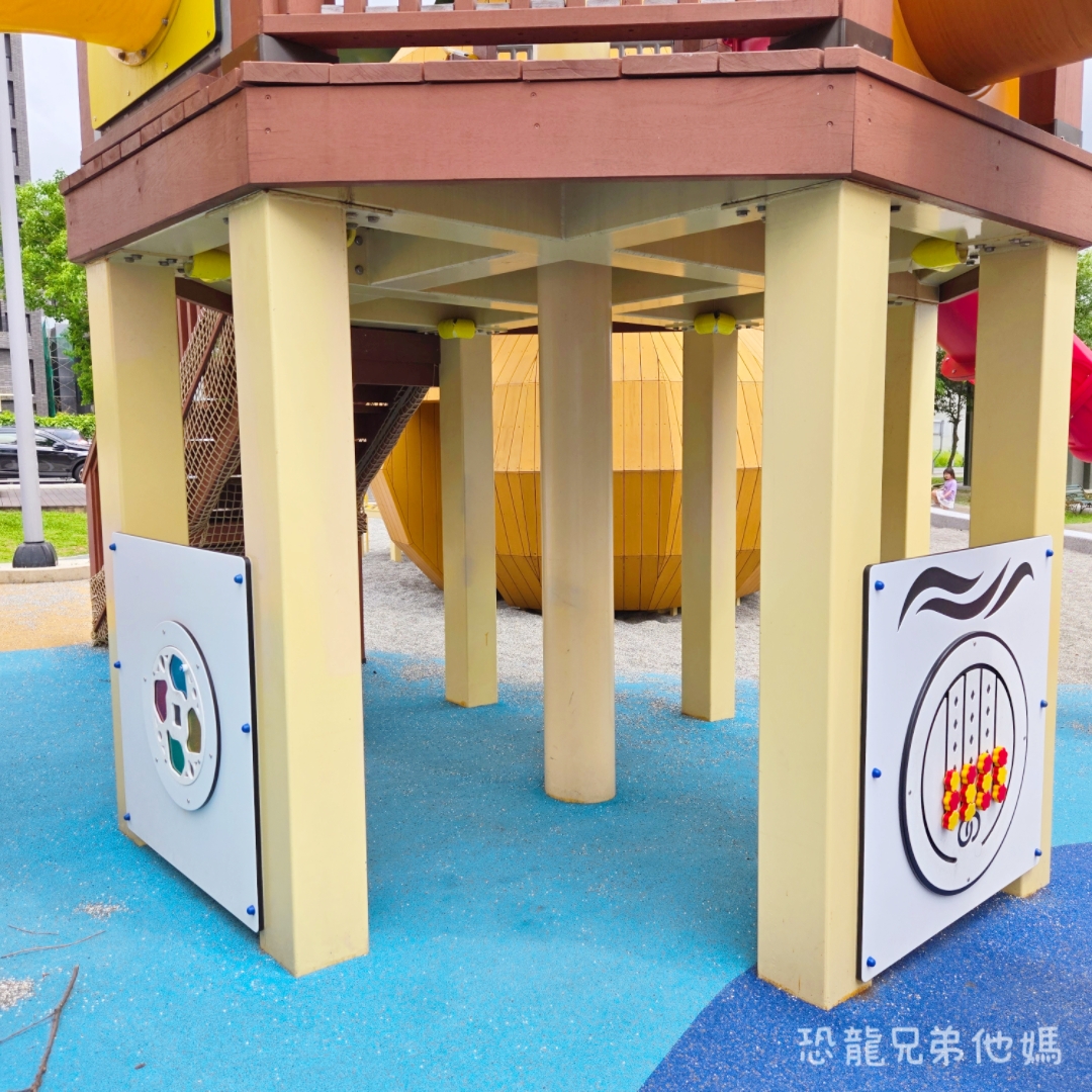 新竹親子景點｜新埔柿子公園：全台首座柿餅主題遊戲場！6米高大柿子溜滑梯、極速滑索、曬柿盤遮陽沙坑超放電