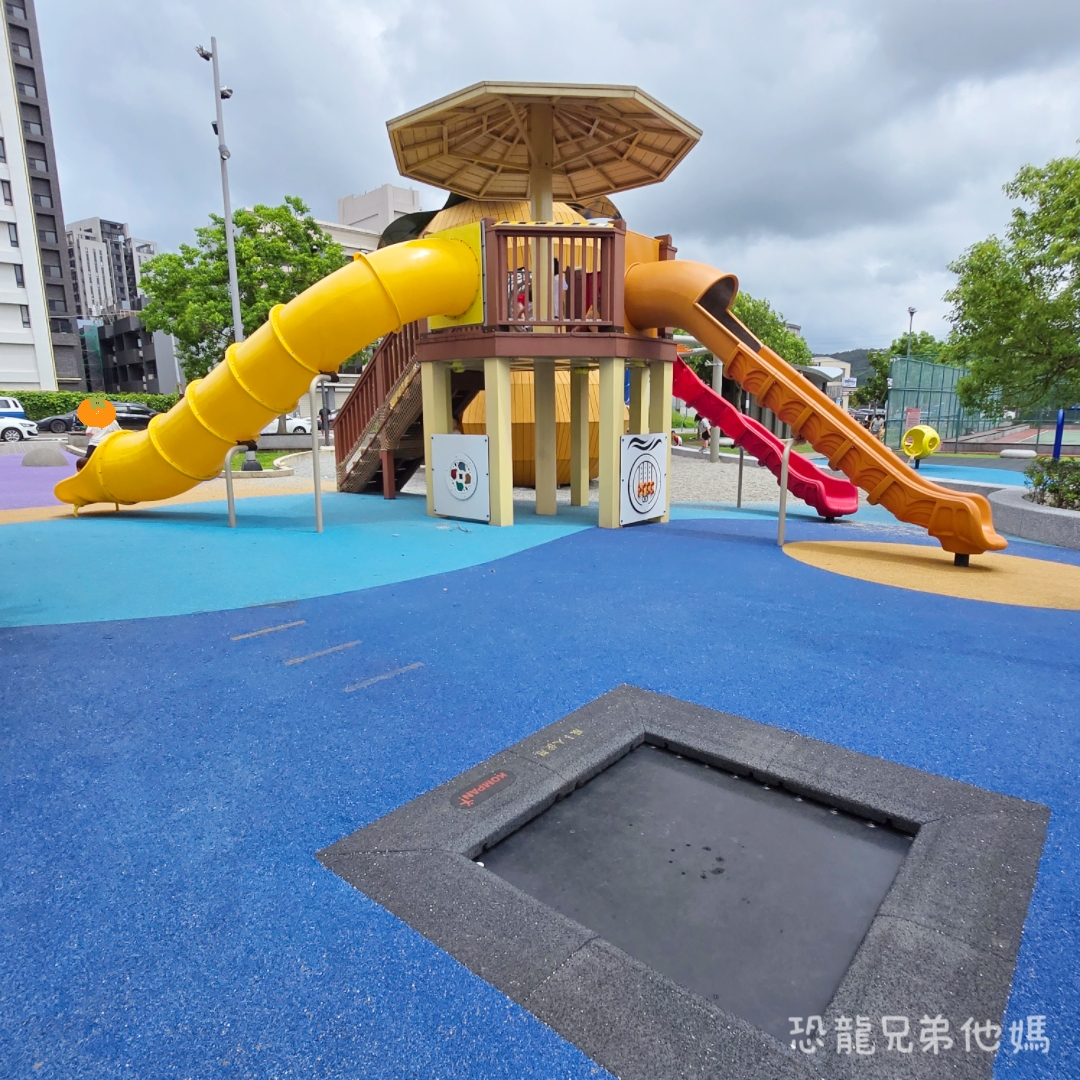 新竹親子景點｜新埔柿子公園：全台首座柿餅主題遊戲場！6米高大柿子溜滑梯、極速滑索、曬柿盤遮陽沙坑超放電