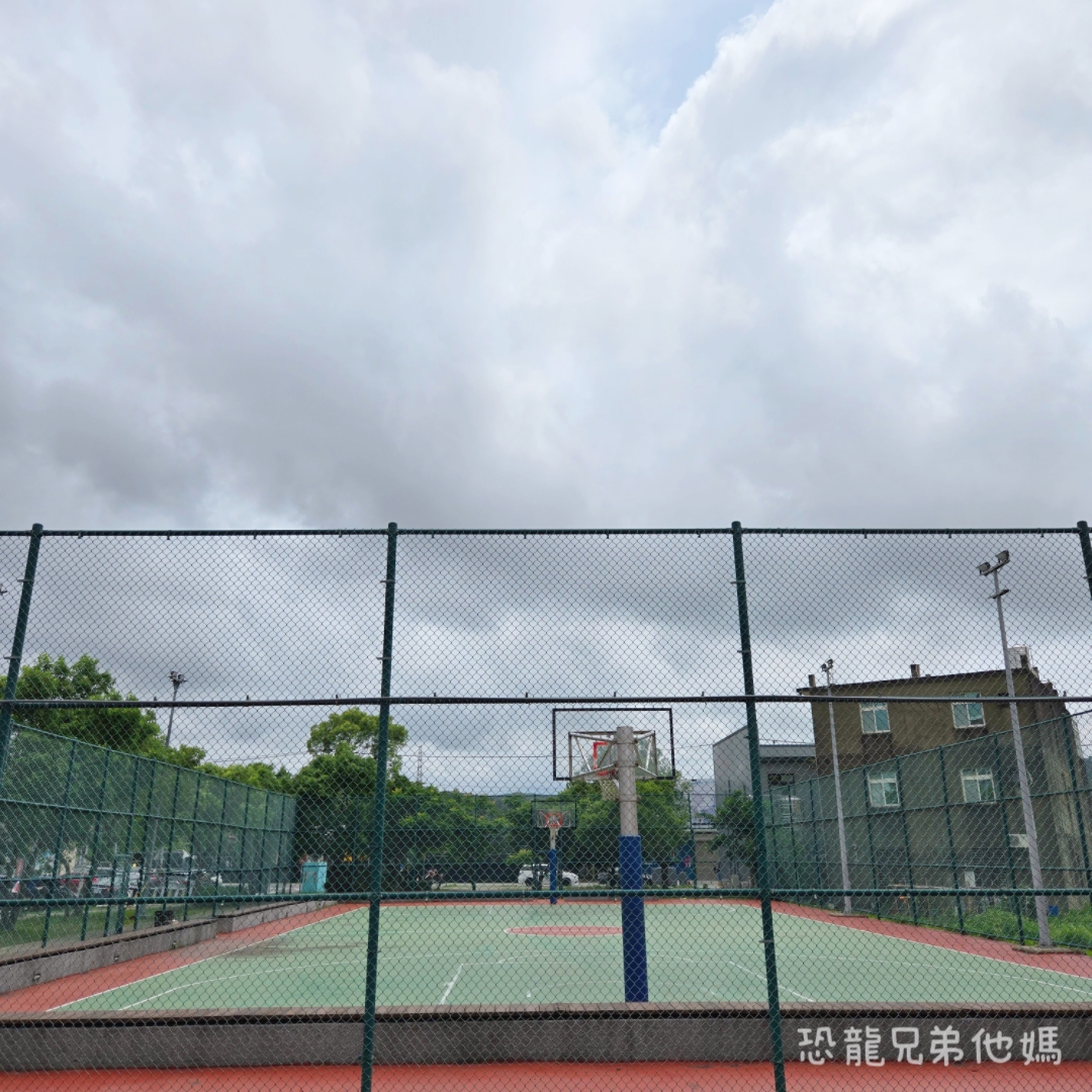 新竹親子景點｜新埔柿子公園：全台首座柿餅主題遊戲場！6米高大柿子溜滑梯、極速滑索、曬柿盤遮陽沙坑超放電