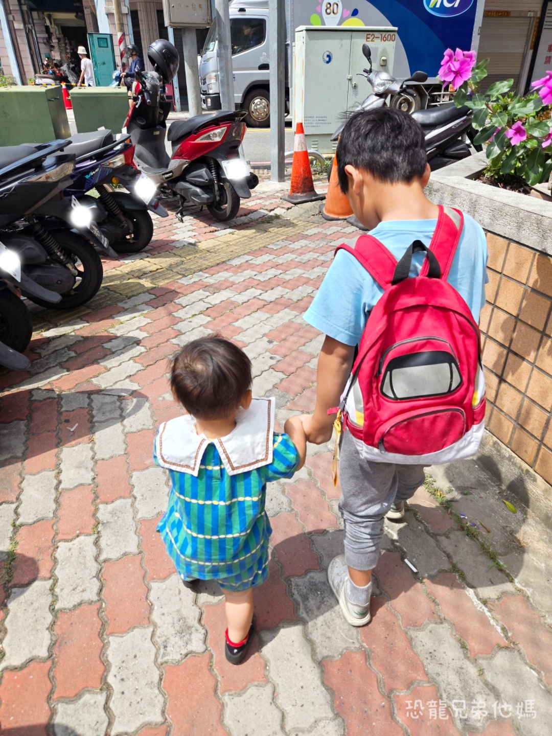 高雄親子室內景點｜前鎮竹西親子館：免門票溜小孩聖地！沙坑、投球、職業裝扮玩具豐富、分齡遊戲空間，雨天大熱天育兒首選推薦