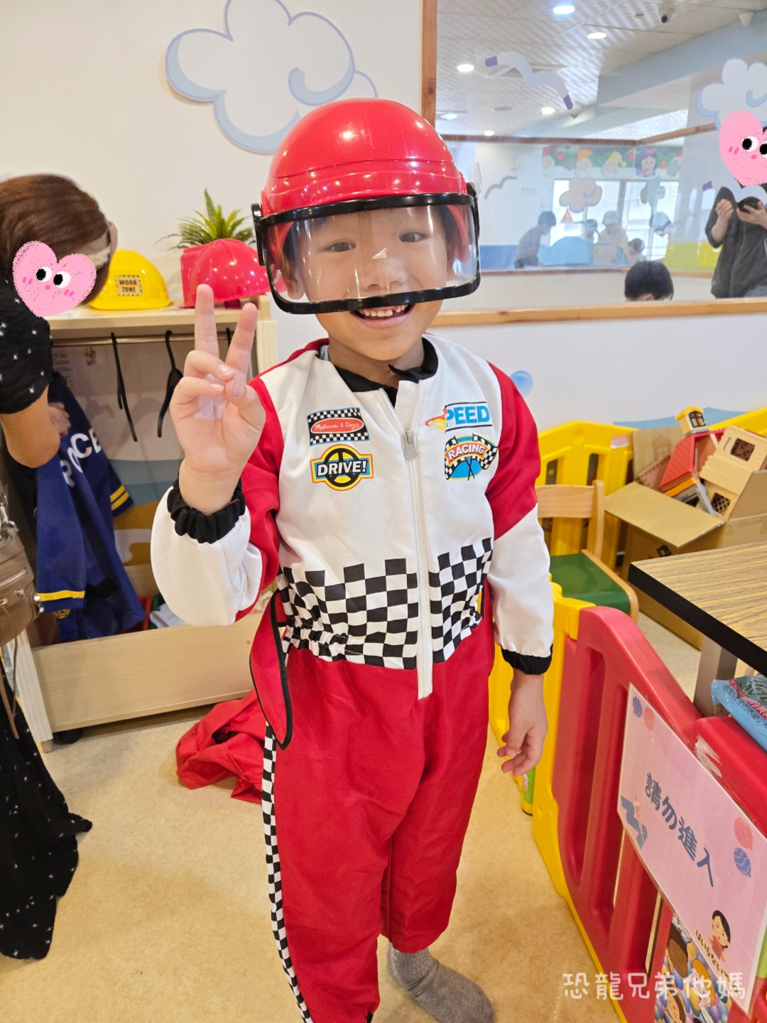 高雄親子室內景點｜前鎮竹西親子館：免門票溜小孩聖地！沙坑、投球、職業裝扮玩具豐富、分齡遊戲空間，雨天大熱天育兒首選推薦