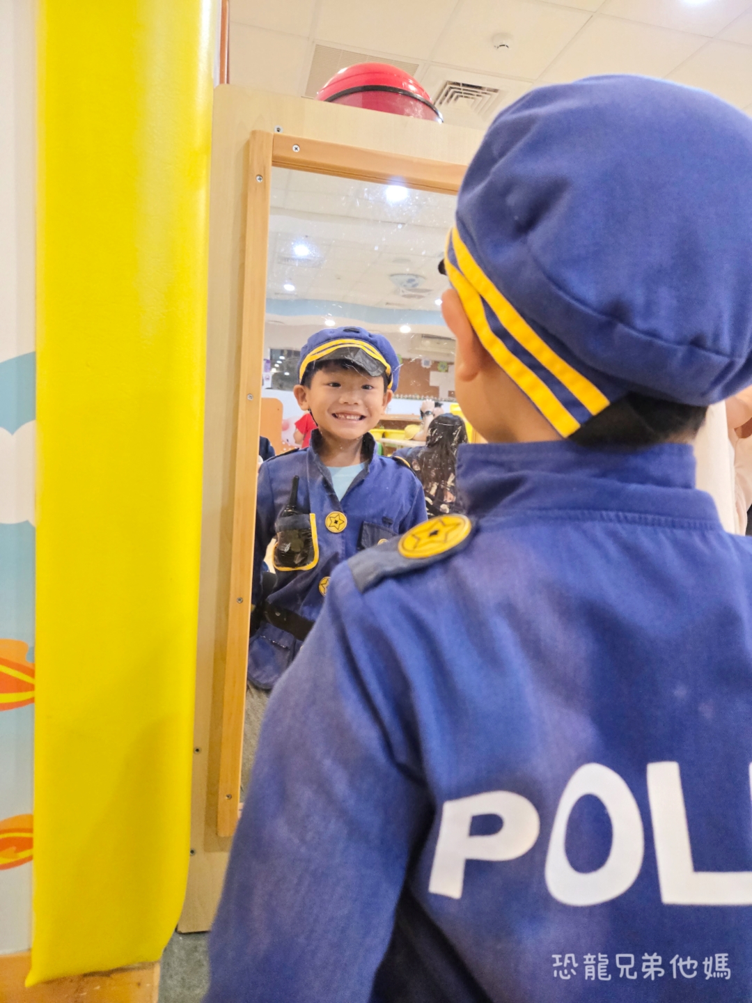 高雄親子室內景點｜前鎮竹西親子館：免門票溜小孩聖地！沙坑、投球、職業裝扮玩具豐富、分齡遊戲空間，雨天大熱天育兒首選推薦