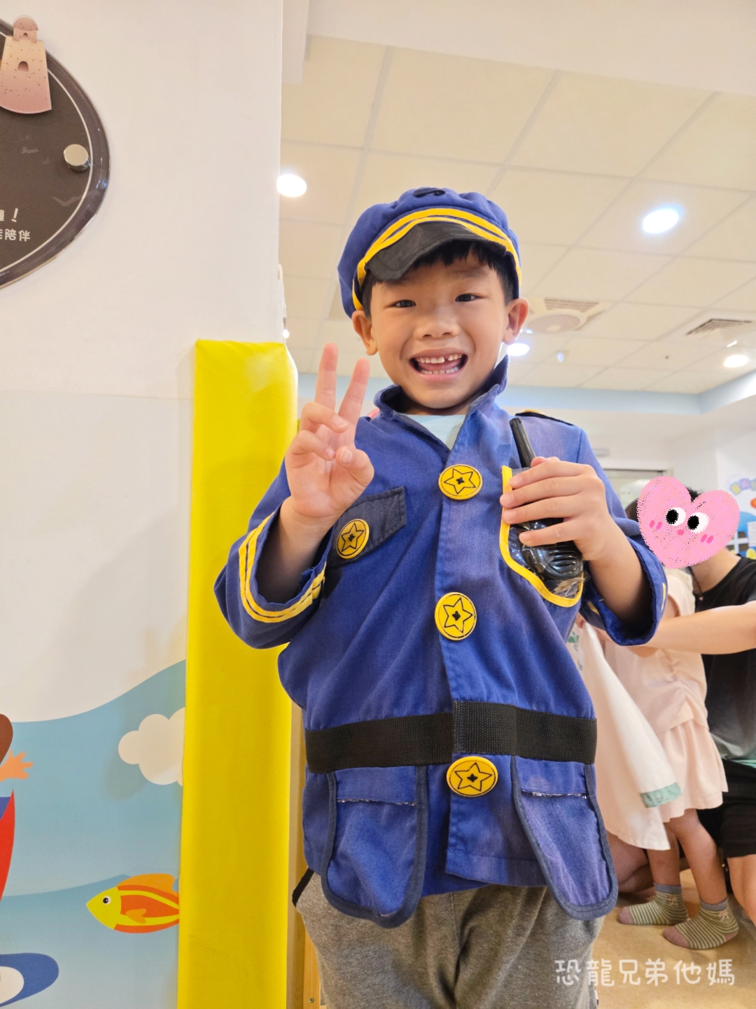 高雄親子室內景點｜前鎮竹西親子館：免門票溜小孩聖地！沙坑、投球、職業裝扮玩具豐富、分齡遊戲空間，雨天大熱天育兒首選推薦