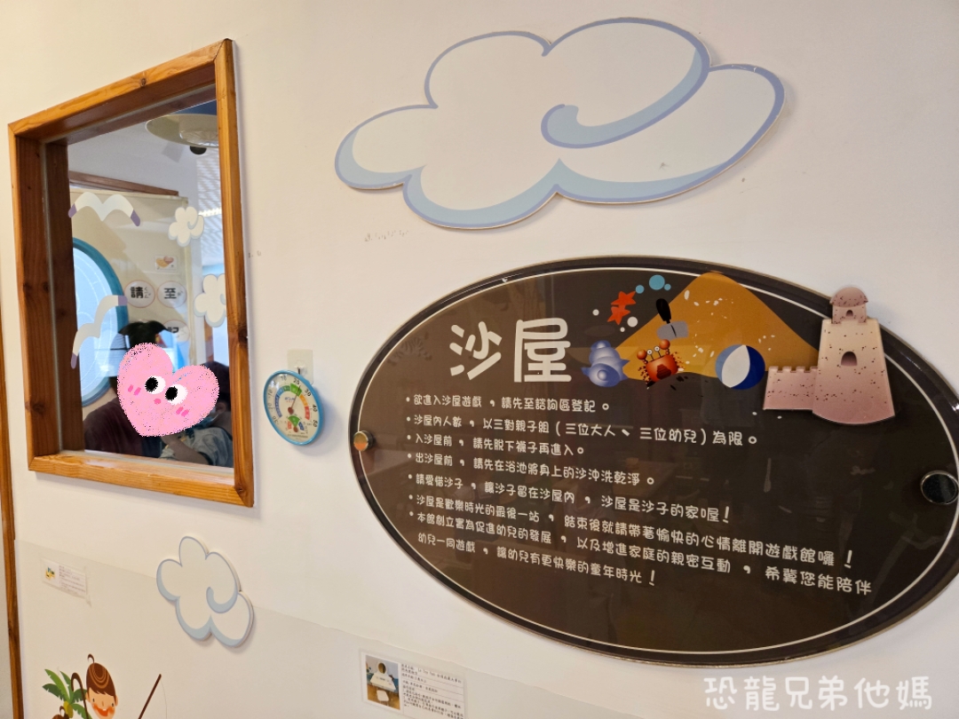 高雄親子室內景點｜前鎮竹西親子館：免門票溜小孩聖地！沙坑、投球、職業裝扮玩具豐富、分齡遊戲空間，雨天大熱天育兒首選推薦