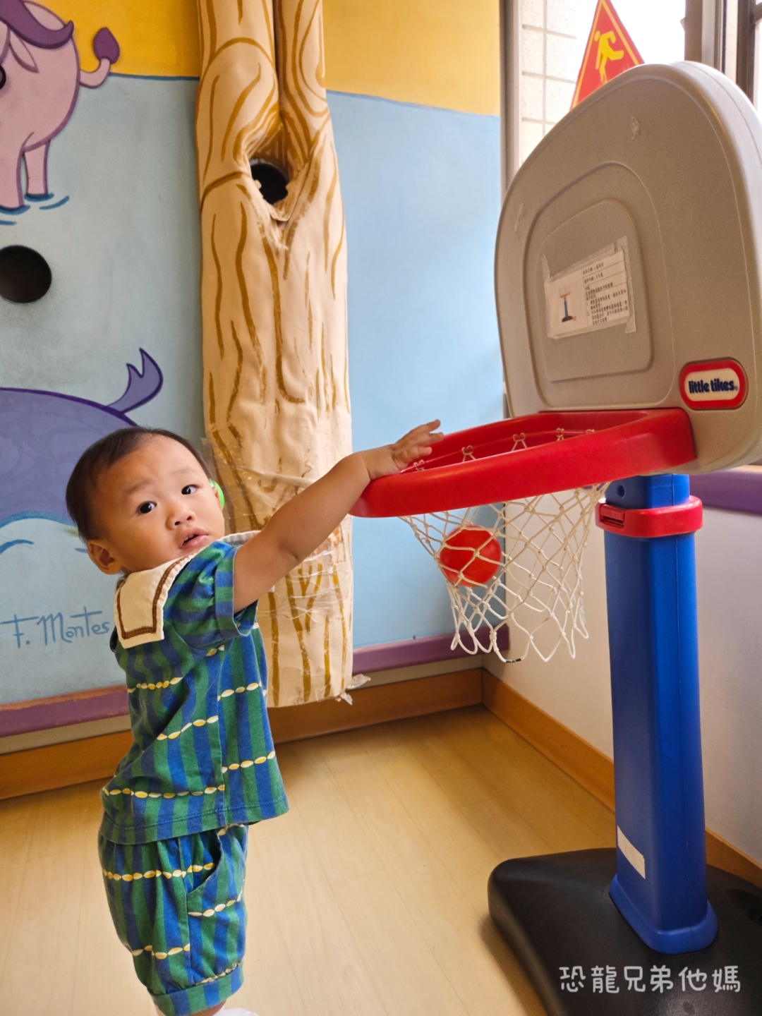 高雄親子室內景點｜前鎮竹西親子館：免門票溜小孩聖地！沙坑、投球、職業裝扮玩具豐富、分齡遊戲空間，雨天大熱天育兒首選推薦