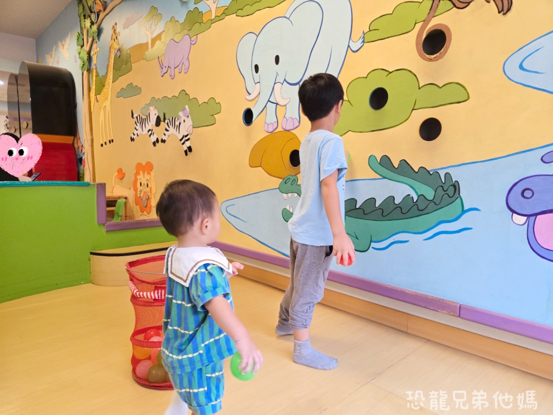 高雄親子室內景點｜前鎮竹西親子館：免門票溜小孩聖地！沙坑、投球、職業裝扮玩具豐富、分齡遊戲空間，雨天大熱天育兒首選推薦