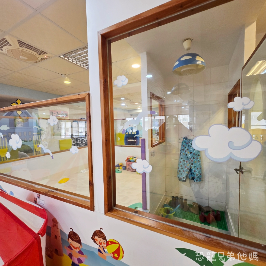 高雄親子室內景點｜前鎮竹西親子館：免門票溜小孩聖地！沙坑、投球、職業裝扮玩具豐富、分齡遊戲空間，雨天大熱天育兒首選推薦