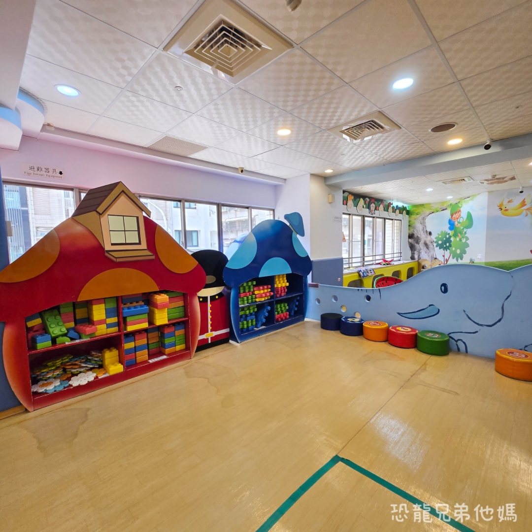 高雄親子室內景點｜前鎮竹西親子館：免門票溜小孩聖地！沙坑、投球、職業裝扮玩具豐富、分齡遊戲空間，雨天大熱天育兒首選推薦