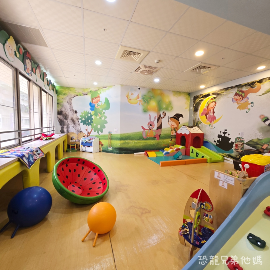 高雄親子室內景點｜前鎮竹西親子館：免門票溜小孩聖地！沙坑、投球、職業裝扮玩具豐富、分齡遊戲空間，雨天大熱天育兒首選推薦
