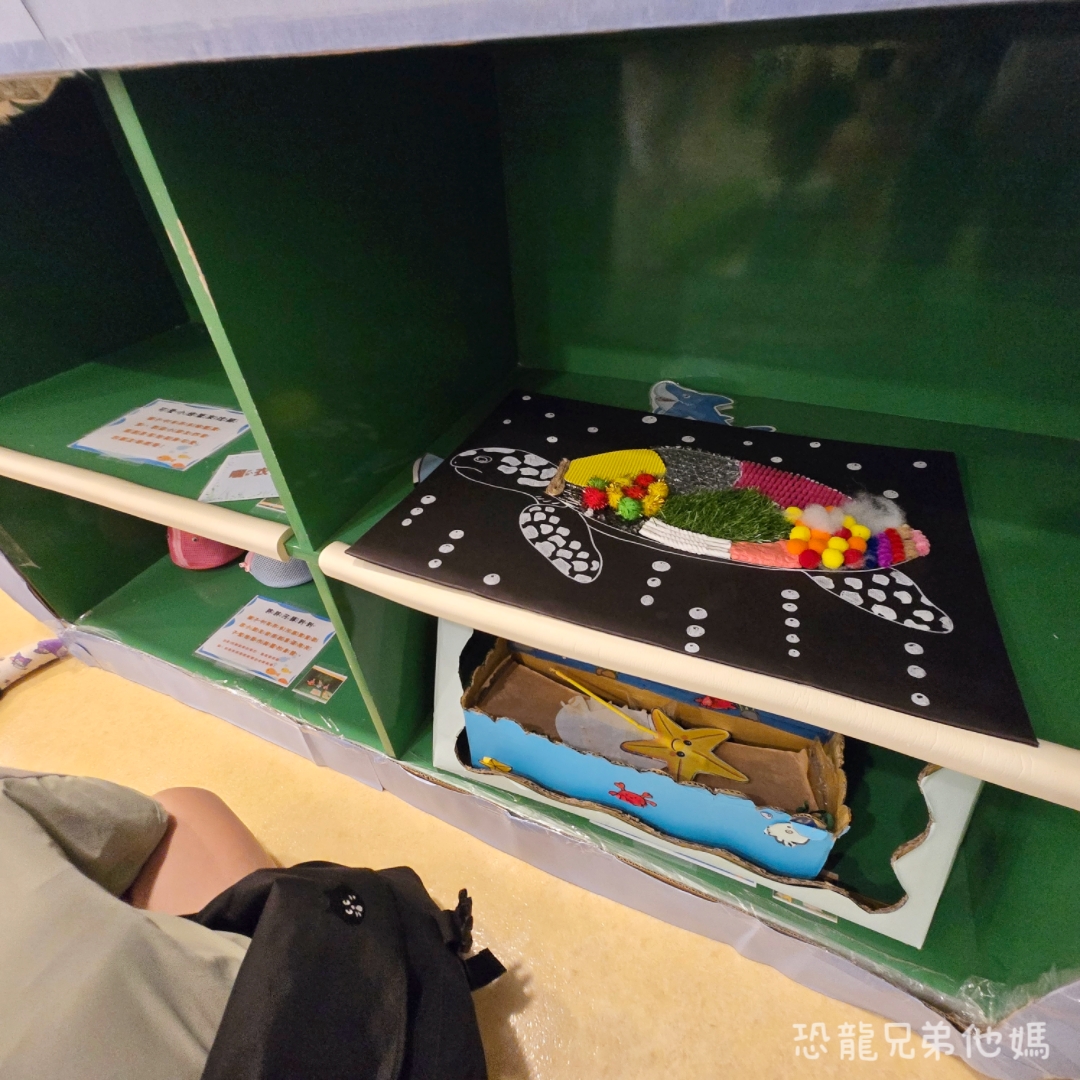 高雄親子室內景點｜前鎮竹西親子館：免門票溜小孩聖地！沙坑、投球、職業裝扮玩具豐富、分齡遊戲空間，雨天大熱天育兒首選推薦