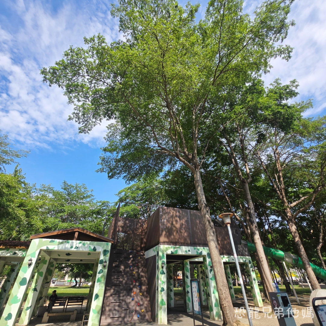 台中‧南屯｜豐富公園：隱身都市茂密樹蔭下的樹屋溜滑梯，適合孩子奔跑玩球的大草皮，一旁有廁所